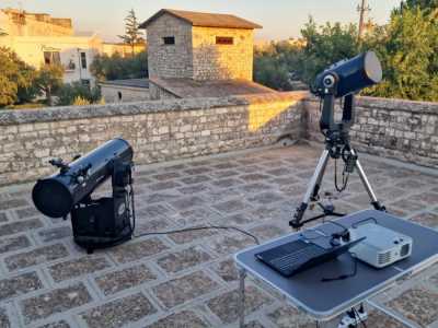 ...agli appassionati delle stelle non resta quindi che ricorrere ai cosiddetti �punti di osservazione�. Una realt� del genere la troviamo a Castellana, che ospita un punto di osservazione sulla terrazza panoramica del museo speleologico Franco Anelli  (foto di V. Laera, associazione astronomica Sirio)